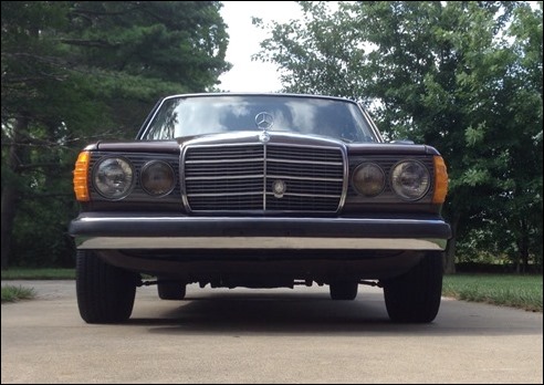 FrontOfMercedesBenz300DTurbodiesel