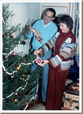 MomDadC_ChristmasAuroraOH1982