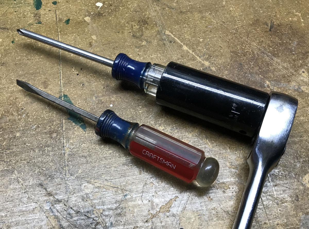 Additional leverage when turning a screwdriver